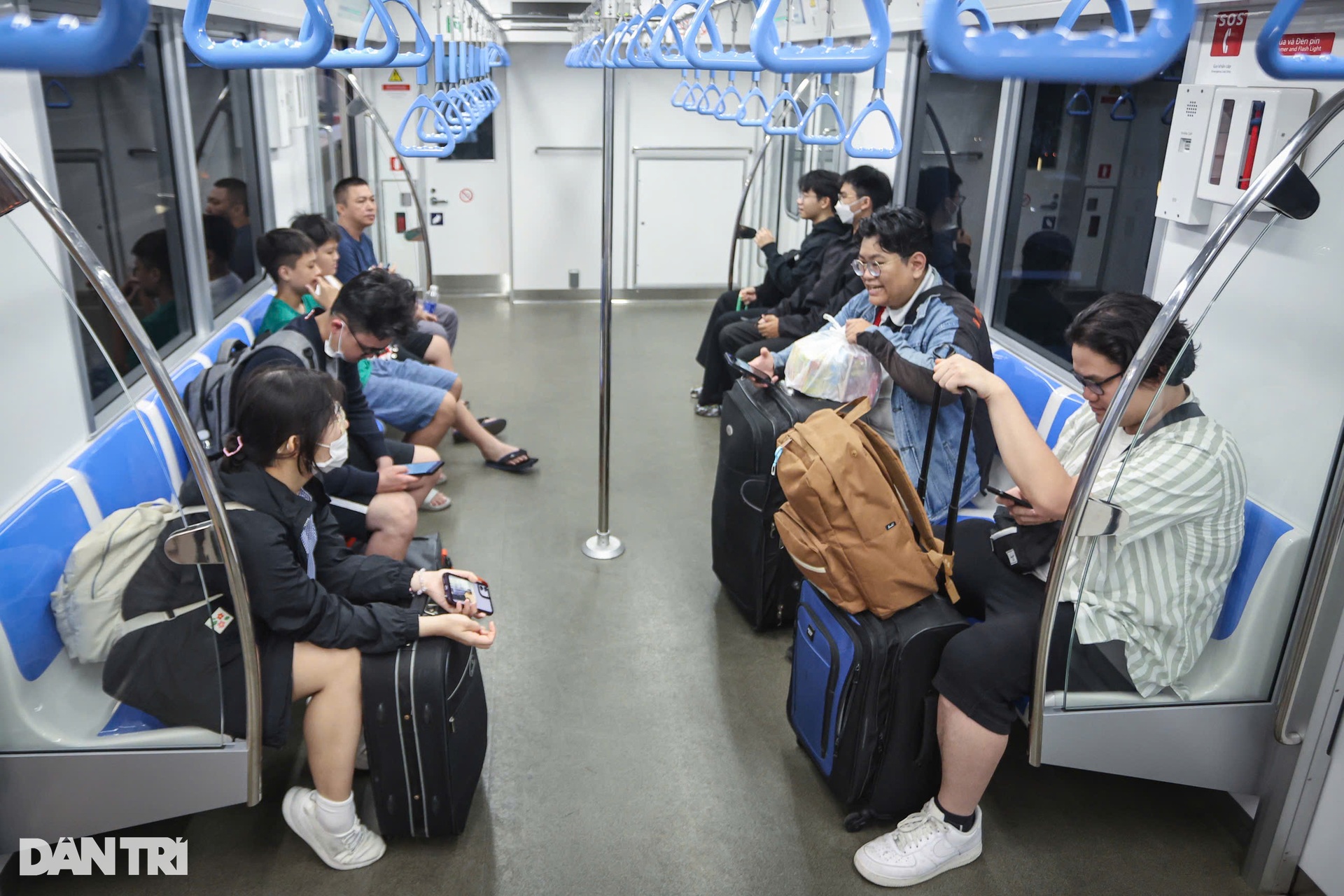Người dân phấn khởi xách vali lên tàu Metro số 1 để ra bến xe về quê ăn Tết - 2 Người dân phấn khởi xách vali lên tàu Metro số 1 để ra bến xe về quê ăn Tết - 2