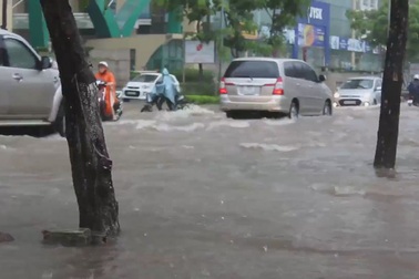 Hà Nội mưa lớn kéo dài, nhiều tuyến phố ngập nặng