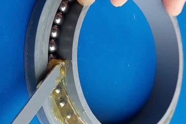 Một công đoạn chế tạo mô hình máy xúc thủy lực từ nhựa PVC