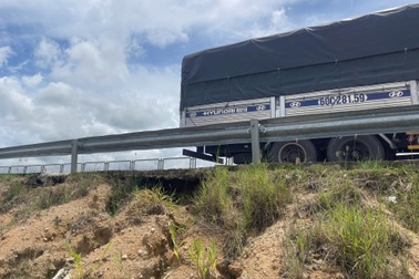 Cao tốc Vĩnh Hảo - Phan Thiết xuất hiện nhiều điểm xói lở "hàm ếch"