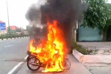 Nam thanh niên đốt xe máy khi bị xử phạt
