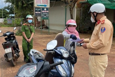 Đắk Lắk chỉ đạo "nóng" dừng xác nhận giấy ra, vào tỉnh