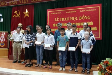 Trao 20 suất học bổng “Về Trường Sơn 2017” đến học sinh nghèo Thanh Hóa