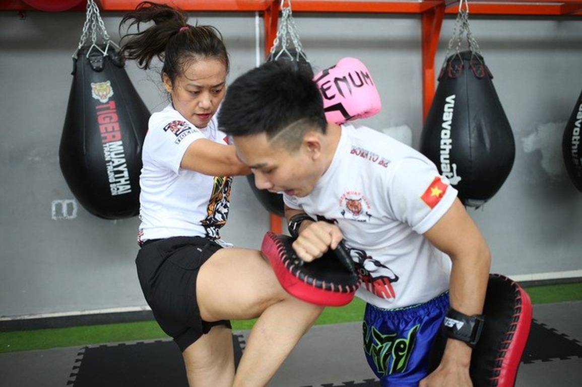 Nở rộ phong trào phụ nữ rủ nhau đấm đá xả stress, huấn luyện viên đắt sô - 5 Nở rộ phong trào phụ nữ rủ nhau đấm đá xả stress, huấn luyện viên đắt sô - 5