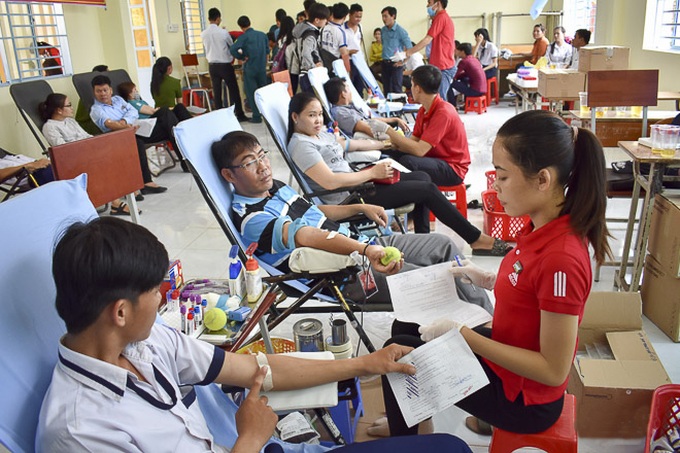 Đông đảo tình nguyện viên tham gia hiến máu.