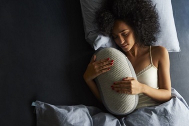 iPhone màn hình gập lộ diện, robot ru ngủ như thú cưng