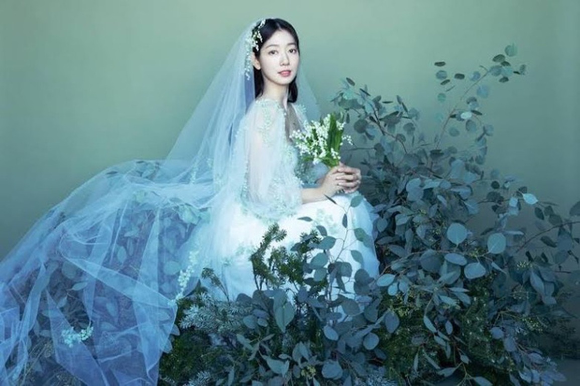 Bốn bộ váy cưới giá gần 1,2 tỷ đồng trong đám cưới Park Shin Hye - 4 Bốn bộ váy cưới giá gần 1,2 tỷ đồng trong đám cưới Park Shin Hye - 4