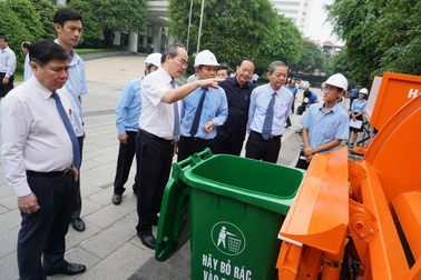 Dân phân loại rác, đơn vị thu gom lại... gộp chung tất cả đi chôn lấp