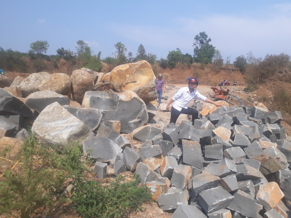 Gia Lai: “Đá tặc” liên tục hoạt động, xã nói vì “lực lượng mỏng”(!?) - 1 Gia Lai: “Đá tặc” liên tục hoạt động, xã nói vì “lực lượng mỏng”(!?) - 1