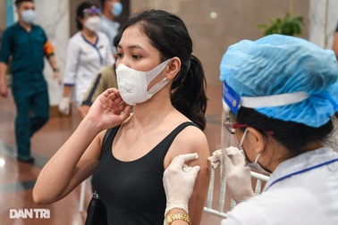 Xuyên đêm tổng lực tiêm vắc xin phòng Covid-19 cho người dân Hà Nội