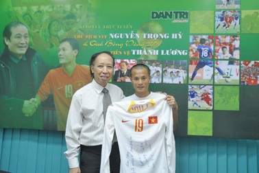 Tiền vệ Thành Lương tặng áo thi đấu gây quỹ ủng hộ bệnh nhân bỏng 