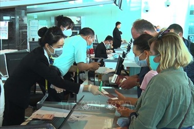 Đưa hơn 180 du khách Nga "mắc kẹt" tại Việt Nam về nước