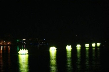 Thắp sáng 7 bông sen “khổng lồ” trên sông Hương mừng đại lễ Phật Đản