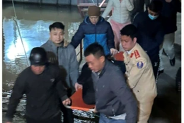 CSGT Hải Phòng kịp thời cứu người đàn ông nhảy cầu