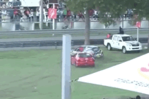 Honda Civic bị xé đôi trong tai nạn trên đường đua