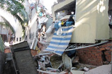 Sập nhà kinh hoàng, 6 người được cứu thoát