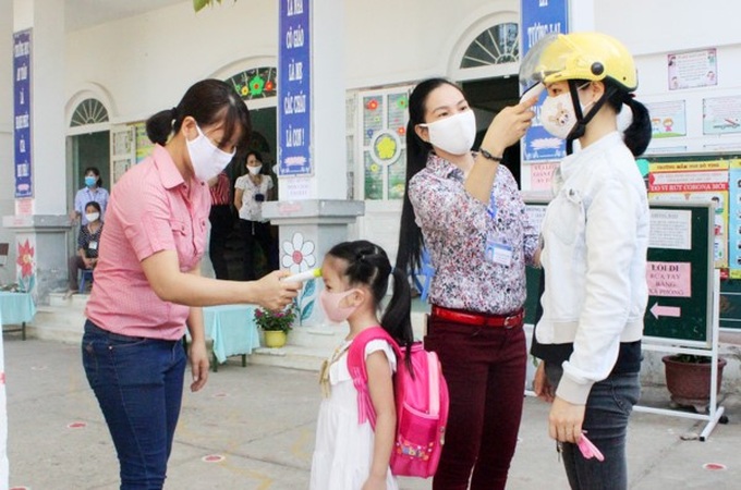 Phụ huynh và giáo viên thường xuyên phối hợp khi đưa trẻ đến trường.