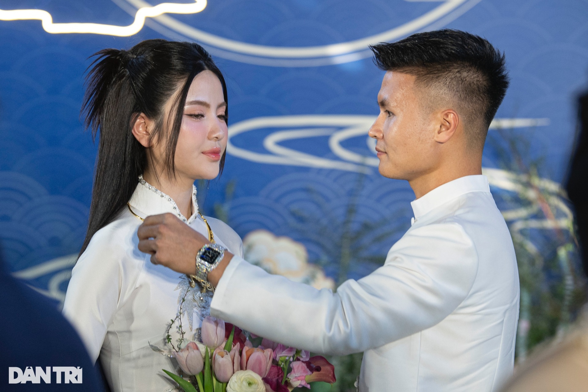 Cử chỉ tình cảm, ấm áp của Quang Hải trong lễ ăn hỏi để đời - 13 Cử chỉ tình cảm, ấm áp của Quang Hải trong lễ ăn hỏi để đời - 13