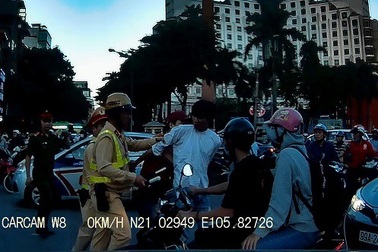 Hà Nội: Tài xế taxi dùng tuýp sắt để giải quyết mâu thuẫn sau va chạm giao thông