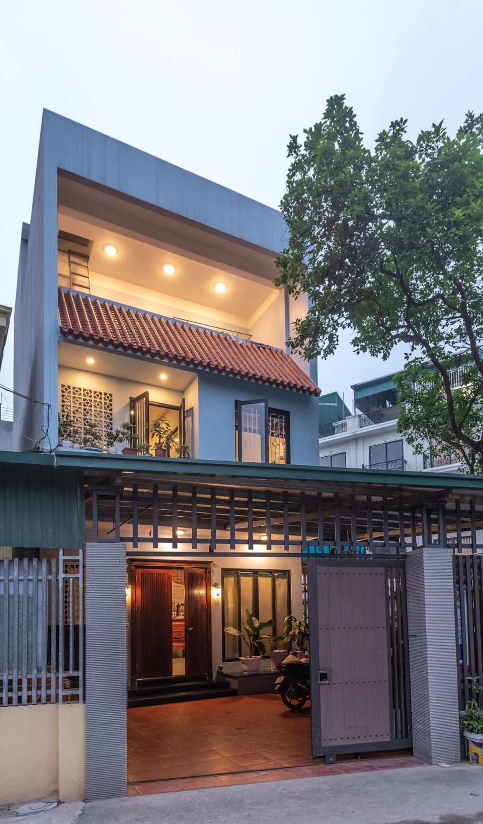 Ngôi nhà nổi bật bởi kiến trúc “lai” Đông - Tây trên phố Hà Nội - 1 Ngôi nhà nổi bật bởi kiến trúc “lai” Đông - Tây trên phố Hà Nội - 1