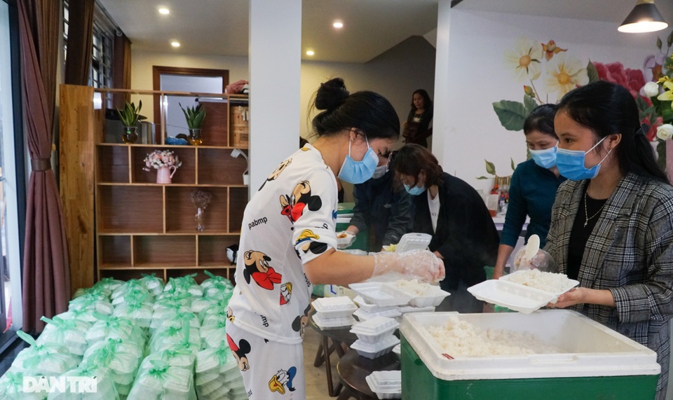 Hàng nghìn suất cơm miễn phí ấm tình người trong mùa mưa lũ - 2 Hàng nghìn suất cơm miễn phí ấm tình người trong mùa mưa lũ - 2