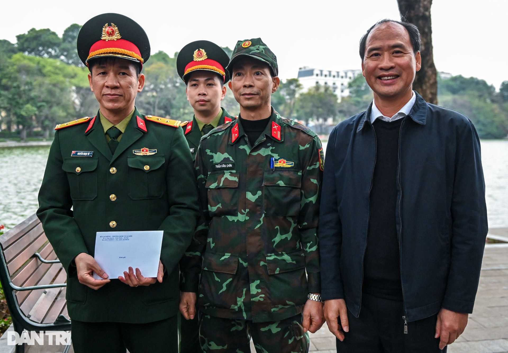 Phó Thủ tướng Trần Hồng Hà chúc Tết người già neo đơn, bệnh nhân ung thư - 11 Phó Thủ tướng Trần Hồng Hà chúc Tết người già neo đơn, bệnh nhân ung thư - 11