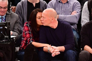 Bruce Willis hạnh phúc bên vợ kém 23 tuổi