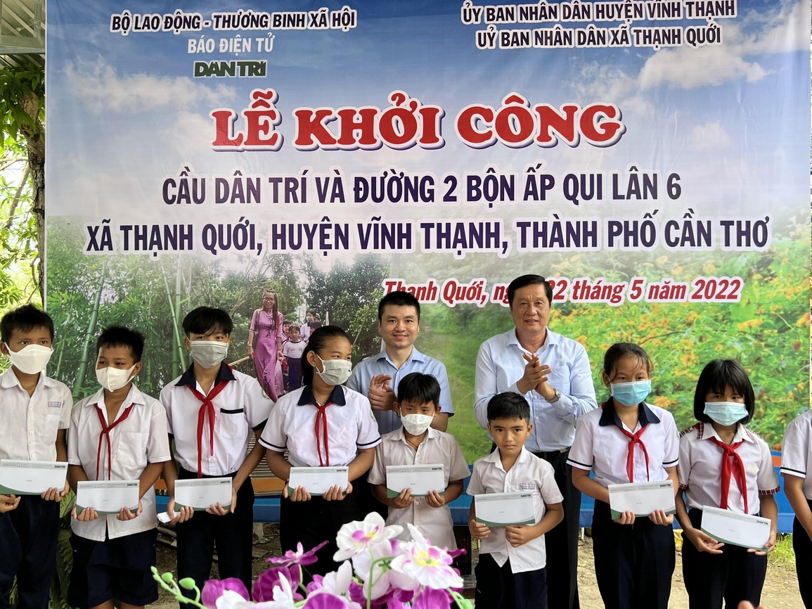 Thêm một cây cầu Dân trí đưa ánh sáng tri thức đến vùng quê miền Tây - 6 Thêm một cây cầu Dân trí đưa ánh sáng tri thức đến vùng quê miền Tây - 6