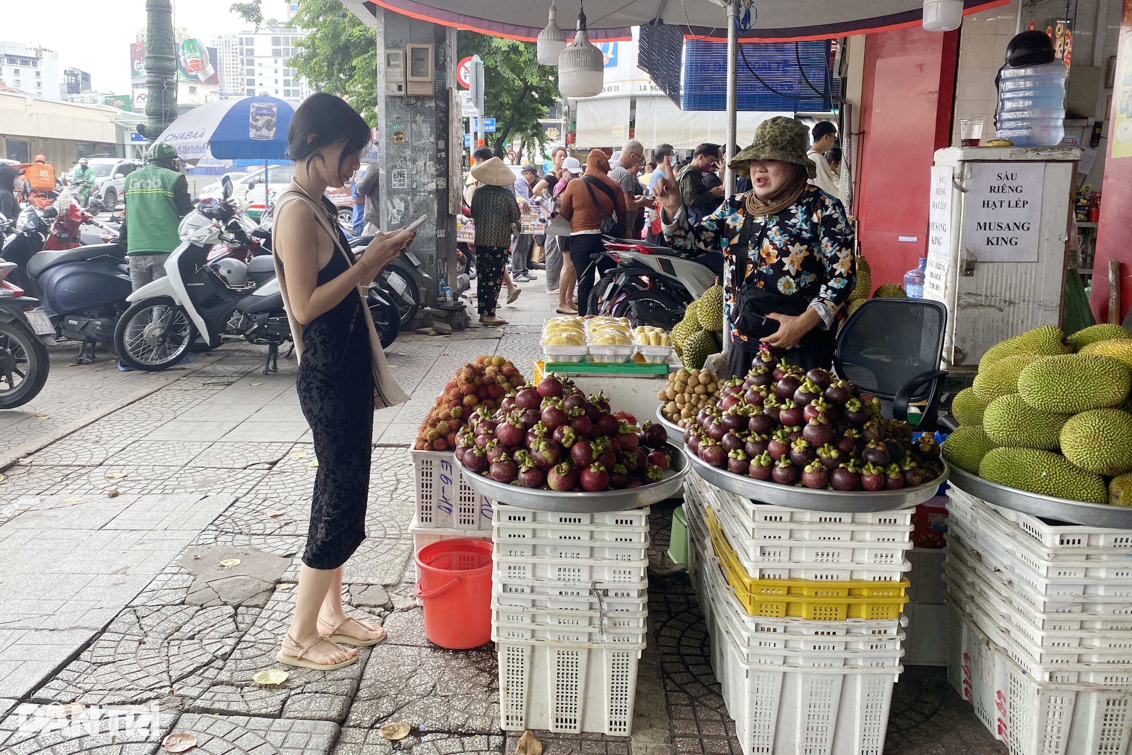 TPHCM tạm ngưng thu phí sử dụng vỉa hè, hàng quán vẫn như cũ - 2