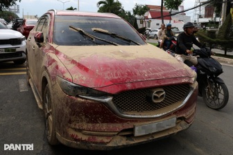 Nha Trang sau lũ: Gara quá tải, ô tô ngập nước la liệt chờ sửa chữa đến Tết