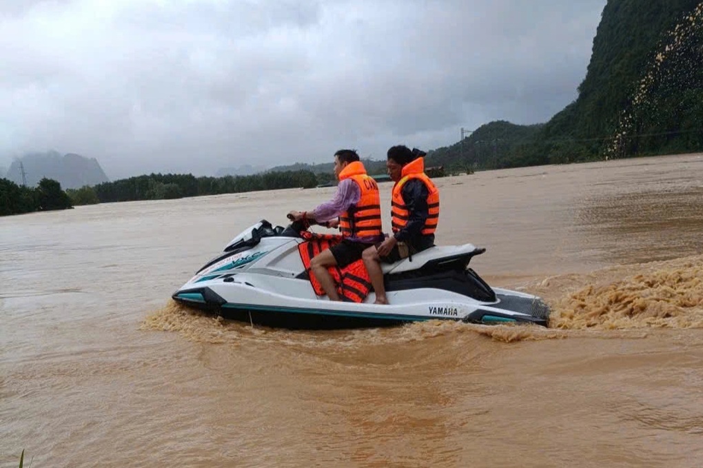 Giải cứu 13 người bị lũ cô lập trong trang trại lợn - 1 Giải cứu 13 người bị lũ cô lập trong trang trại lợn - 1