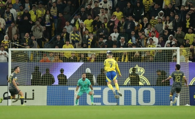 Ronaldo lập cú đúp ở AFC Champions League, ăn mừng theo phong cách mới