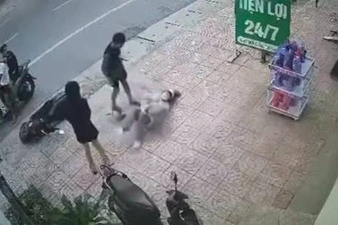 Hai cô gái ở Bắc Giang bị quật ngã, hành hung giữa đường