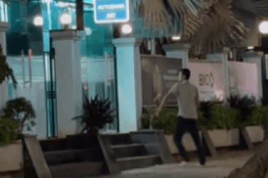 Người đàn ông đập phá trụ ATM trên phố đông người