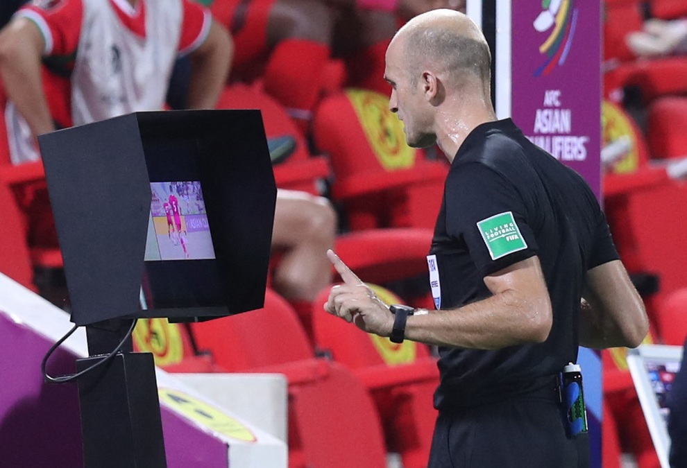 Cơn ác mộng VAR: Thói quen xấu ở V-League làm hại đội tuyển Việt Nam - 1 Cơn ác mộng VAR: Thói quen xấu ở V-League làm hại đội tuyển Việt Nam - 1