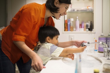 FWD đồng hành cùng khách hàng vượt Covid-19