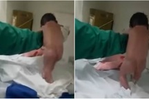 Bé sơ sinh biết bước đi chỉ vài phút sau khi rời bụng mẹ