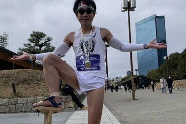 Vận động viên Nhật Bản hoàn thành cự ly marathon bằng guốc