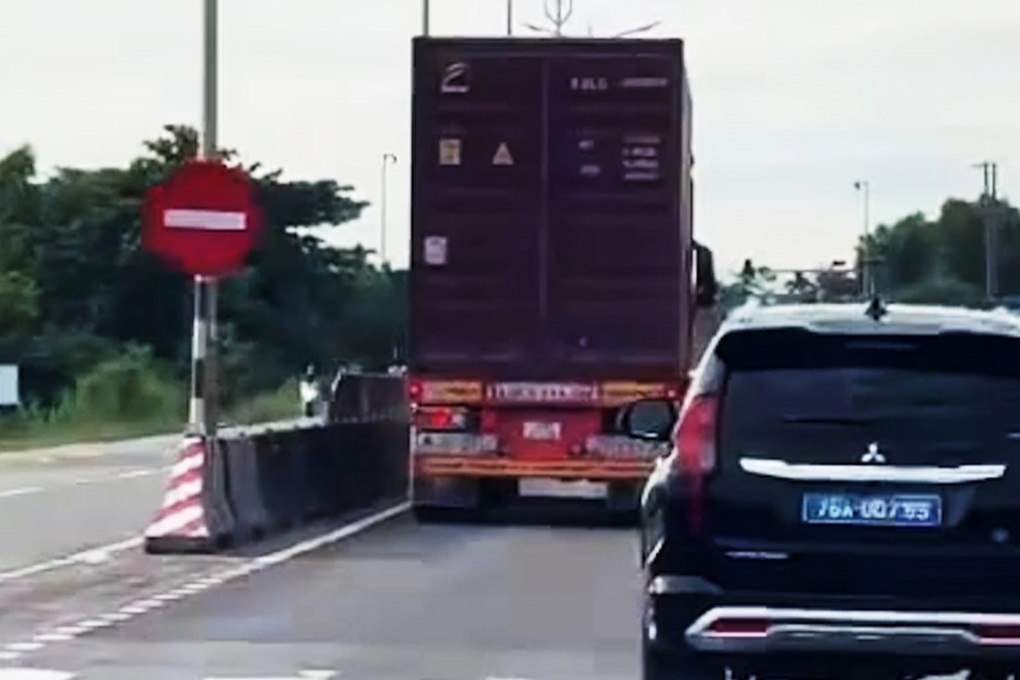 Ô tô đầu kéo cản trở đoàn xe ưu tiên có cảnh sát giao thông dẫn đường - 1 Ô tô đầu kéo cản trở đoàn xe ưu tiên có cảnh sát giao thông dẫn đường - 1