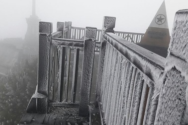 Băng tuyết lại phủ trắng, đỉnh Fansipan Sa Pa đẹp như trời Âu