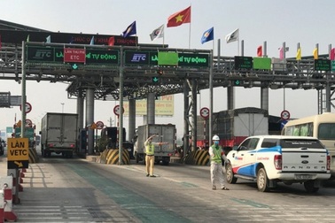 Thủ tướng yêu cầu dán thẻ định danh ô tô để thu phí không dừng