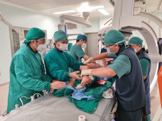 Các bác sĩ chuẩn bị tiến hành phẫu thuật cho bé gái bị tai nạn giao thông.