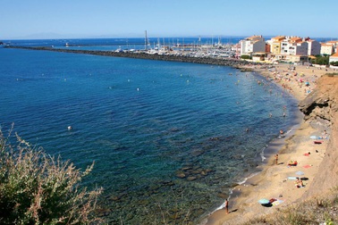 Covid-19 bùng phát ở "làng khỏa thân" của Pháp