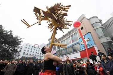 “Nâng bổng” 23 chiếc ghế gỗ bằng… răng