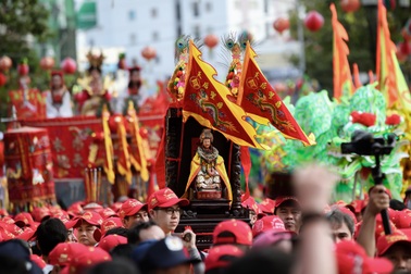 Hàng nghìn người chen chân tại lễ rước kiệu Bà Bình Dương