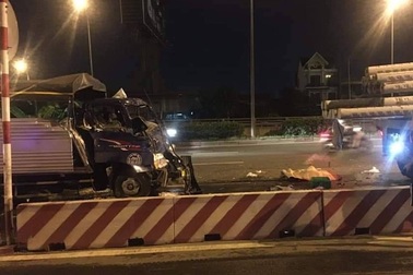 Ra đường mời khách vào quán cơm, cậu bé 13 tuổi bị xe tải tông tử vong