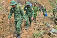 Bộ đội gùi hơn nửa tấn lương thực tiếp tế 172 người bị cô lập