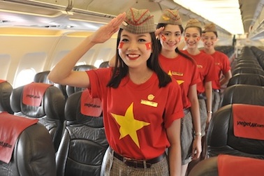 Ngắm tiếp viên hàng không mặc đồng phục cờ đỏ sao vàng mừng Quốc khánh