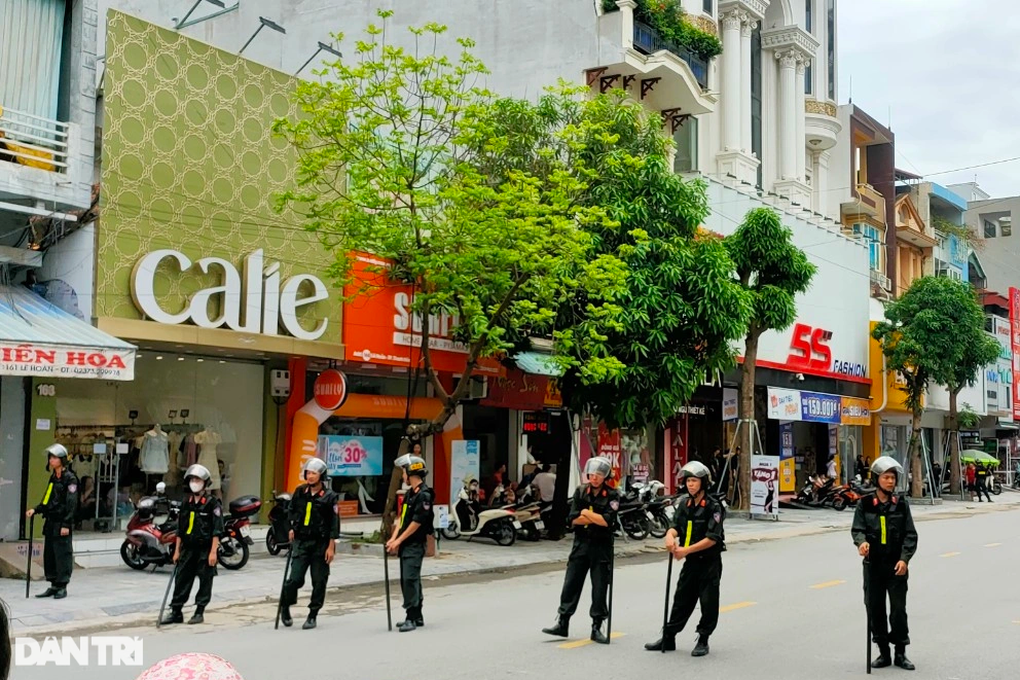 Cảnh sát khám xét nhà đại ca giang hồ khét tiếng Thanh Hóa - 2 Cảnh sát khám xét nhà đại ca giang hồ khét tiếng Thanh Hóa - 2