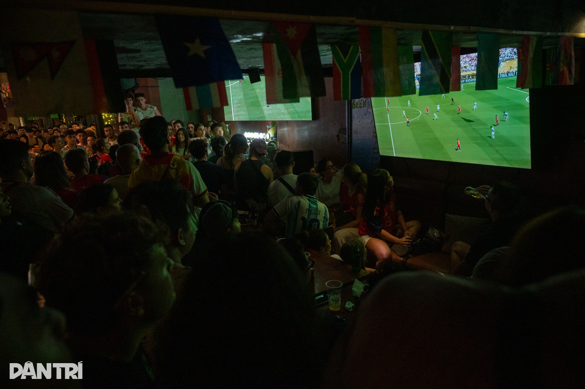 CĐV ở Hà Nội vỡ òa sung sướng khi Tây Ban Nha vô địch World Cup 2026 - 1